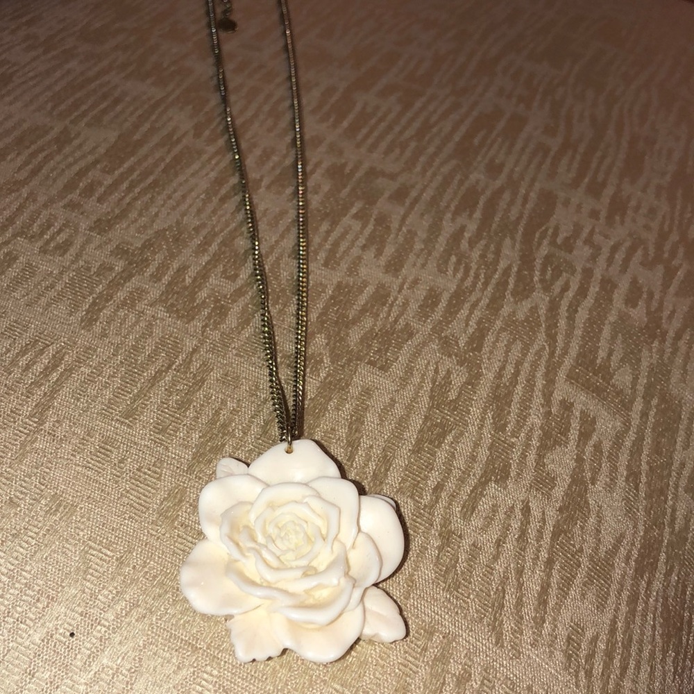 Claire’s White Flower Necklace